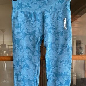 GYMSHARK Size small high rise ribbed waistband Capri leggings blue camo EUC